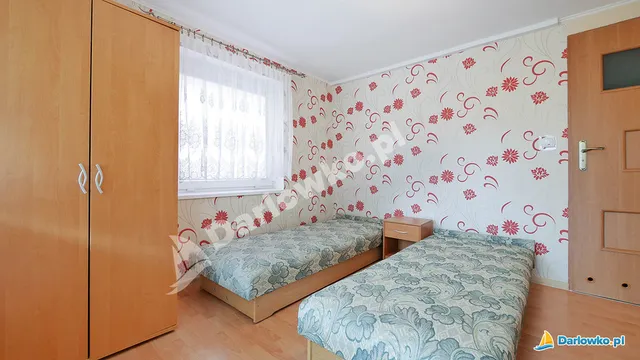 Pokój nr 1 — łóżka i okno